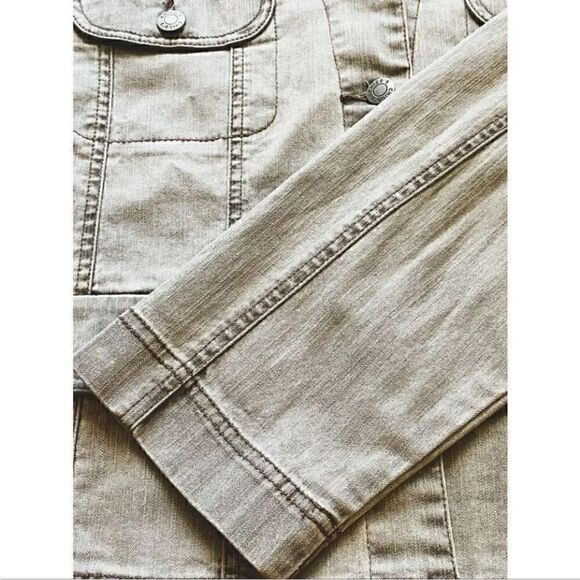 Chico’s Gray Distressed Military Denim Lightweight Women Jacket
SZ 2 - Picture 5 of 6